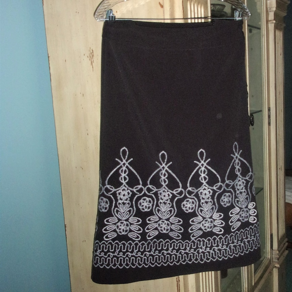 Black and White Embroidery Lined A-Line Skirt